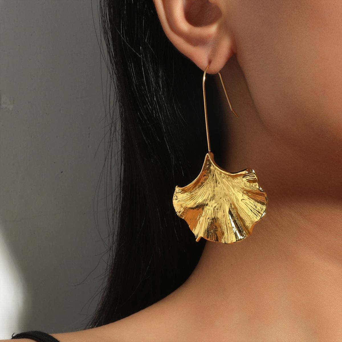 Earrings designer Fashion Elegant Exaggerated Simple Creative Metal Texture Ginkgo Leaf Alloy Earrings gift for girls free shipping