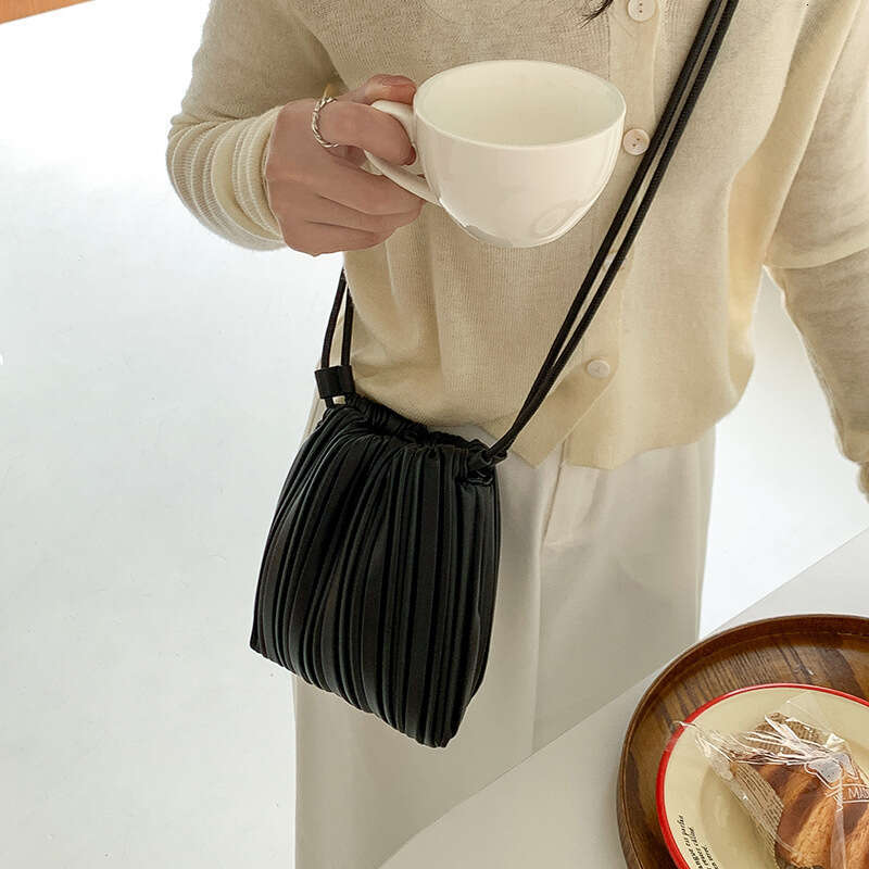 French Style PU Textured Crossbody Spring Summer New Korean Version Niche Design Phone Magnetic Small Square Bag For Women B5