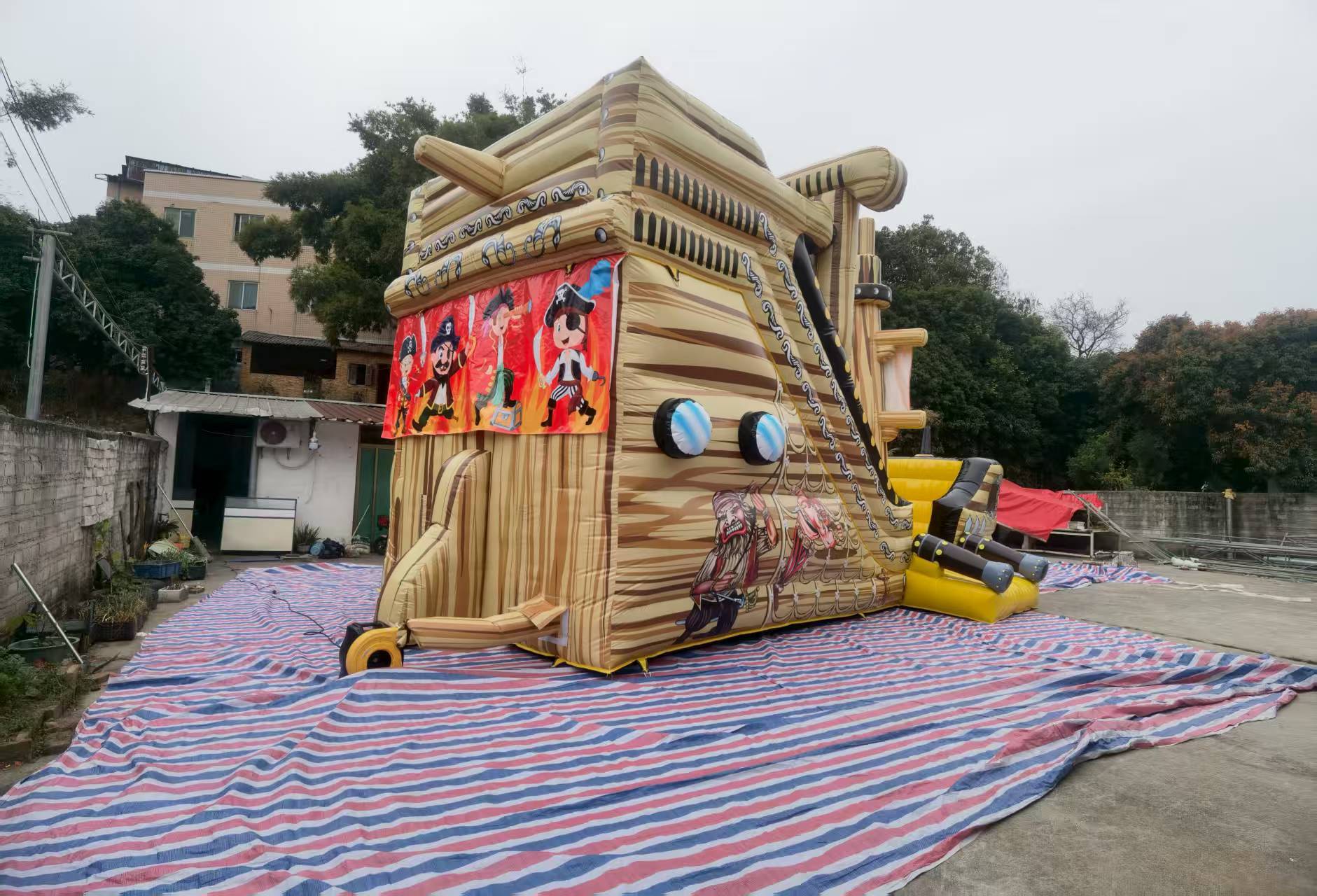 Pirate-themed Caribbean island cruise with movable swing room and inflatable slide