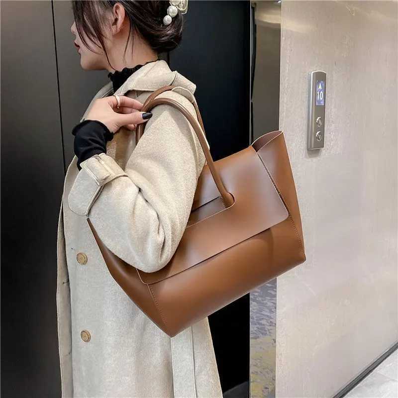 Fashionable womens shoulder bag new largecapacity handbag commuter minimalist bag versatile shoulder bag Z251017