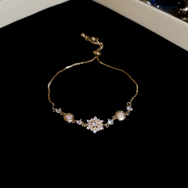 High-end Dia-encrusted Snowflake Pendant Niche Fashion Design Bracelet Light Fashionable Temperament Jewelry