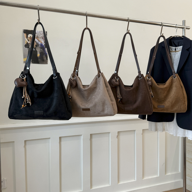 New fashionable student phone bag with large capacity, advanced versatility, casual simplicity, niche shopping, commuting, women's shoulder backp