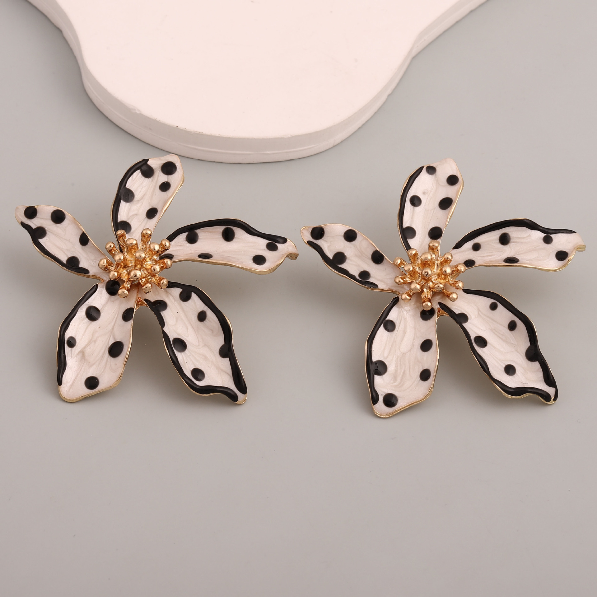 Fashion Personality designer earrings Creative Oil Drop Flower Earrings Exaggerated Polka Dot Alloy Earrings for Women