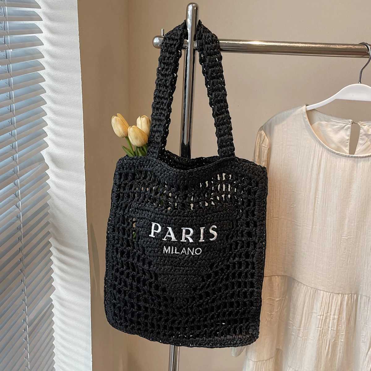 Womens Woven Straw Shoulder Bag Breathable Openwork Design Lightweight Drawstring Summer Beach Tote for Vacation Daily Use Z251017