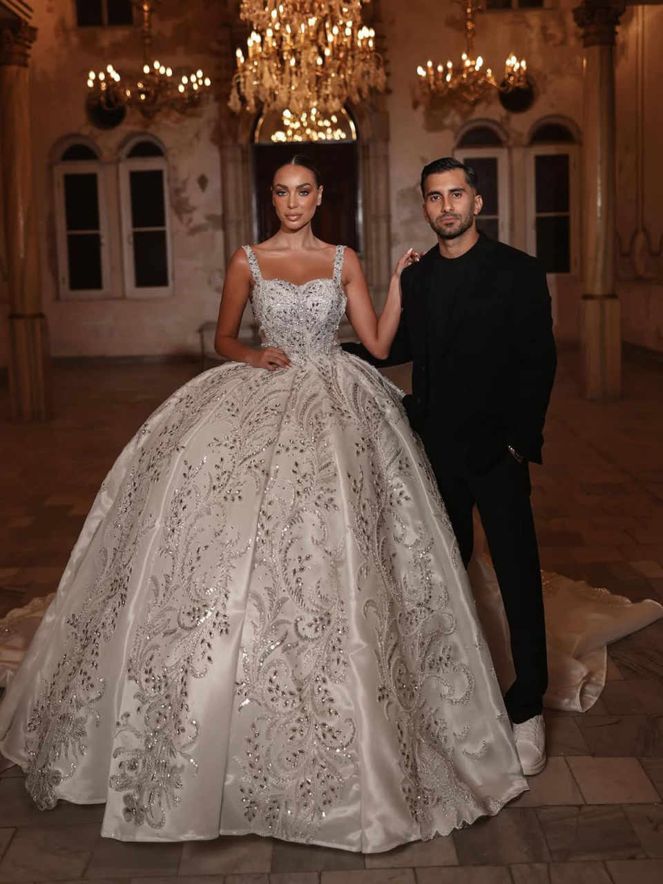 Luxury Wedding Dress Sleeveless V Neck Ball Gown Strap Sequins 3D Lace Beads Pearls Bridal Gowns Vestina De Novia Customized Robes De Mariee H252563