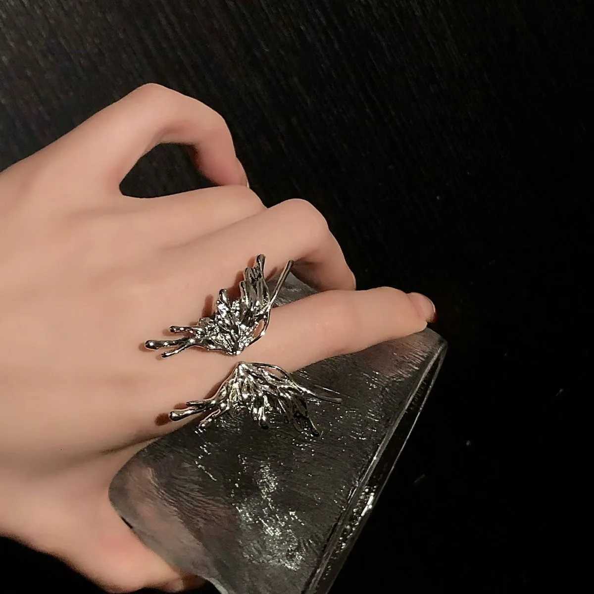 Trendy Punk Irregular Butterfly Rings for Women Metal Liquid Dissolved Aesthetic Egirl Gothic Insect Open Rings Jewelry Z251017