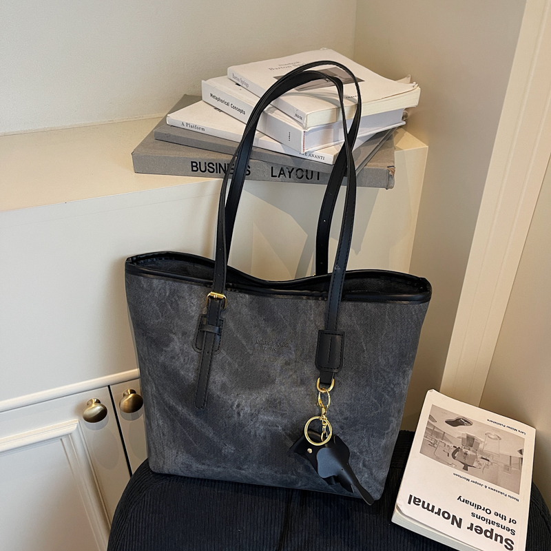 2025 New Fashionable Student Phone Bag Autumn Large Capacity High end Versatile Leisure Minimally Popular Women's Shopping Commuting Shoulder Bac