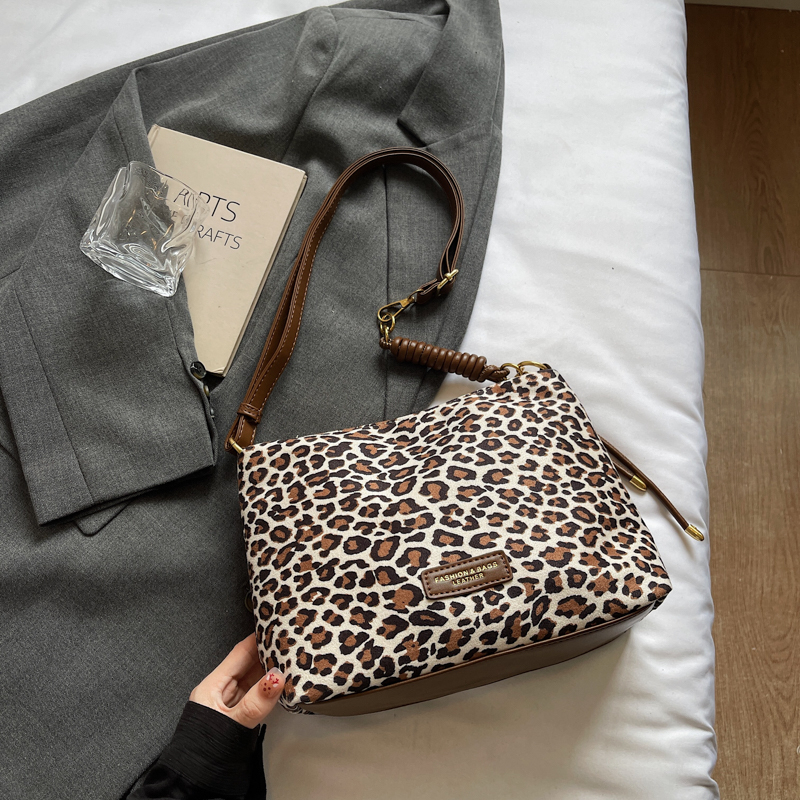 Ladies' fashionable mobile phone bag with large capacity function, new high-end leisure versatile, compact and simple shopping commuting shoulder