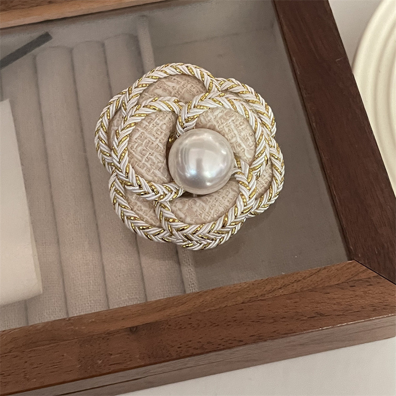 designer brooch fashion vintage pin niche camellia pearl light highend style brooch for women