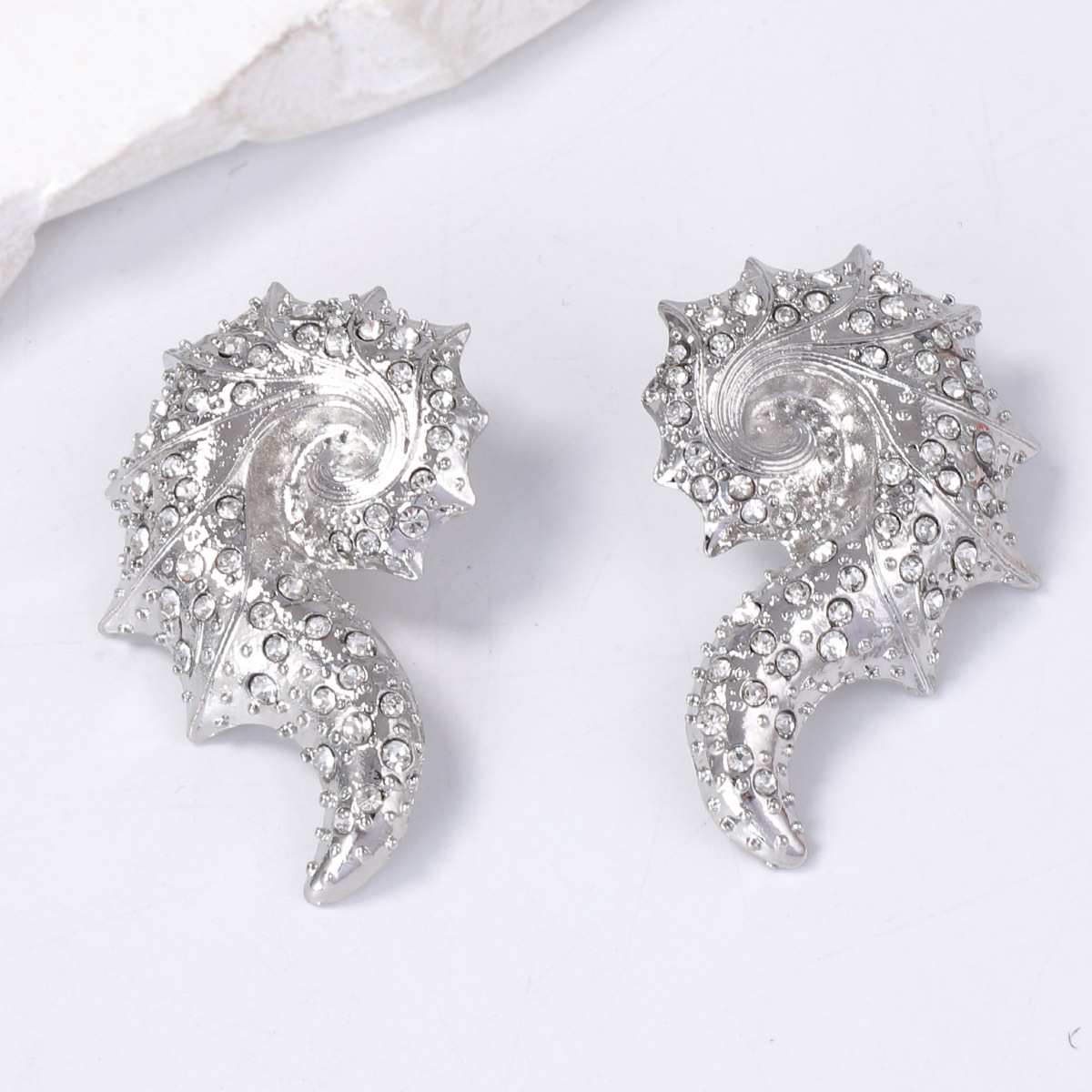 Ocean designer earrings Minimalist Style Light Luxury High-End Design Exaggerated Alloy Inlaid Zircon Unique Conch Women's Earrings free shipping