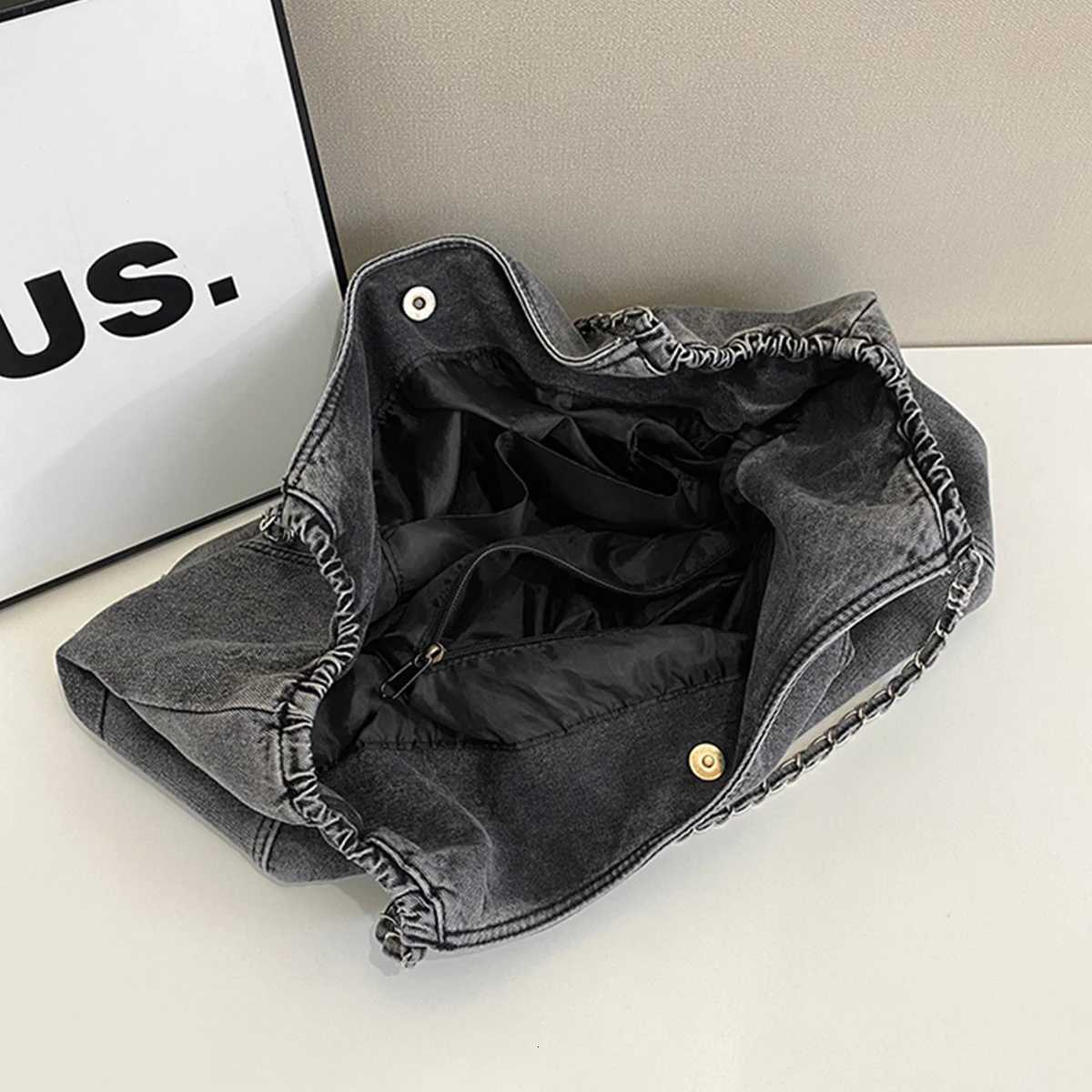 Fashionable Womens Denim Tote Bag Lightweight Shoulder Bag Signature Quilting Magnetic Closure for Daily Commute Handbag Z251017