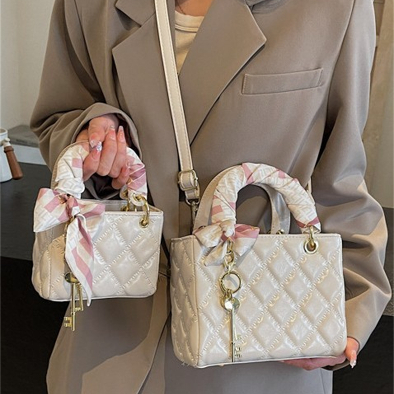 Free shipping Designer Shoulder Bags Womens bag fashionable versatile light luxury new style highquality single shoulder crossbody bag handbag black r