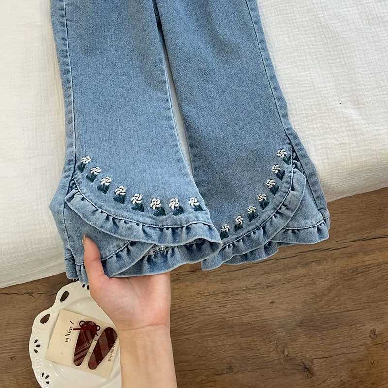 New Girls Denim Bellbottom Pants Korean Childrens Sweet Floral Embroidered Jeans Casual High Waist Slim Denim TrousersT251017