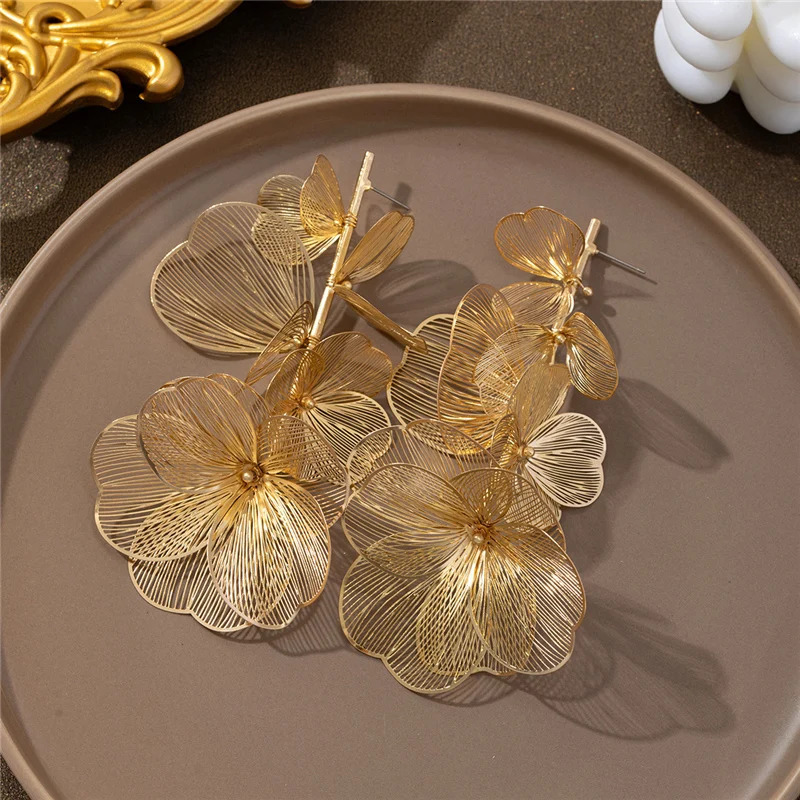 Vintage Golden Long Metal Flower Dangle Drop Earrings for Women Personality Pendientes Holiday Party Jewelry Gifts 251016