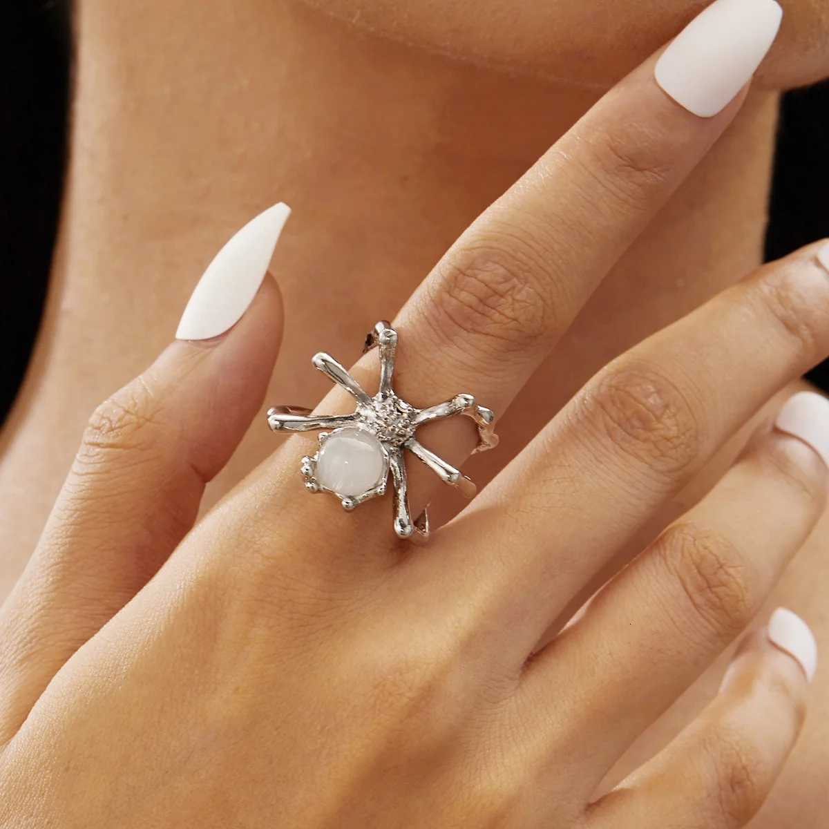 Exaggerated Vintage Crystal Ball Spider Opening Rings Gothic Punk Insect Finger Ring Halloween Party Jewelry Gifts For Women Men Z251017