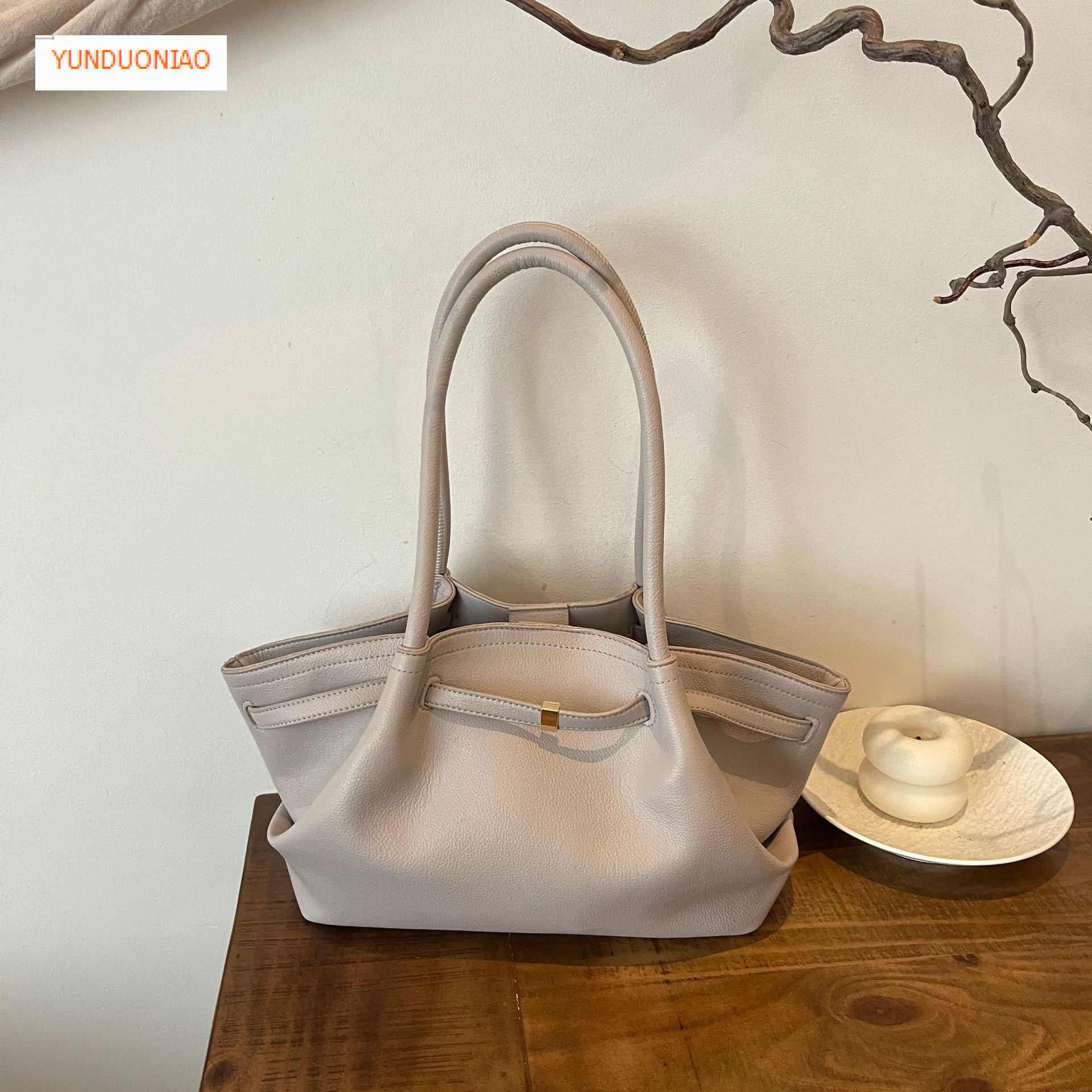 Fashionable handbag luxurious and versatile commuting bag large capacity fashionable autumn and winter new designer bag women's armpit shoulder b