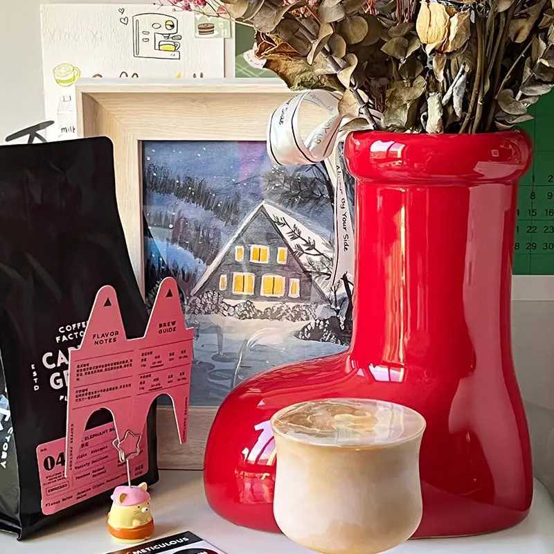 Ins Style Red Boots Creative Ceramic Vase Simple Household Tabletop Flower Bottle Daily Restaurant Coffee Shop Decoration Bottle C251017