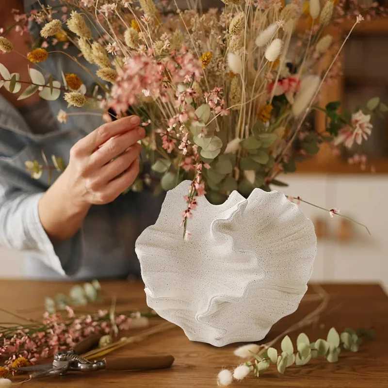 Minimst Ceramic Vase Creative Coral Design Matte Finish Petal Shape Vase for Dry Flower Arrangement Nordic Home Decor Art C251017