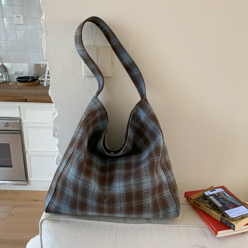 Autumn women's fashionable compact phone bag with large capacity function, new high-end versatile casual simple shopping commuting shoulder bag