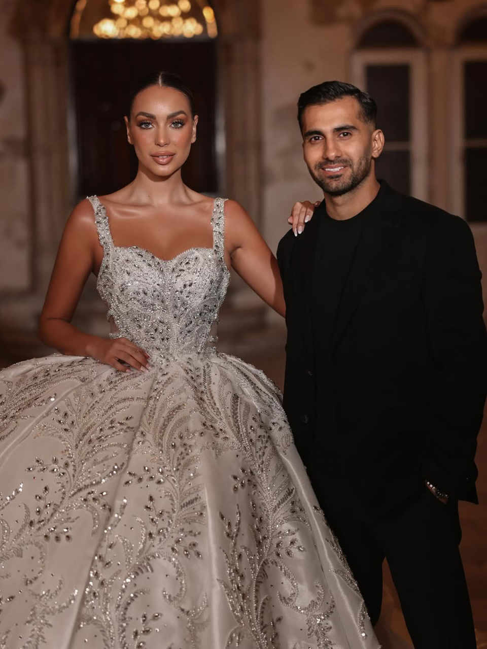 Luxury Wedding Dress Sleeveless V Neck Ball Gown Strap Sequins 3D Lace Beads Pearls Bridal Gowns Vestina De Novia Customized Robes De Mariee H252563