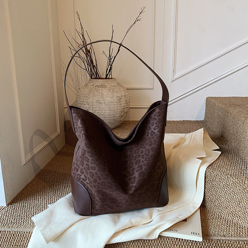 Spring women's fashionable mobile phone bag with large capacity function, new high-end versatile casual small and simple shopping commuting shoul