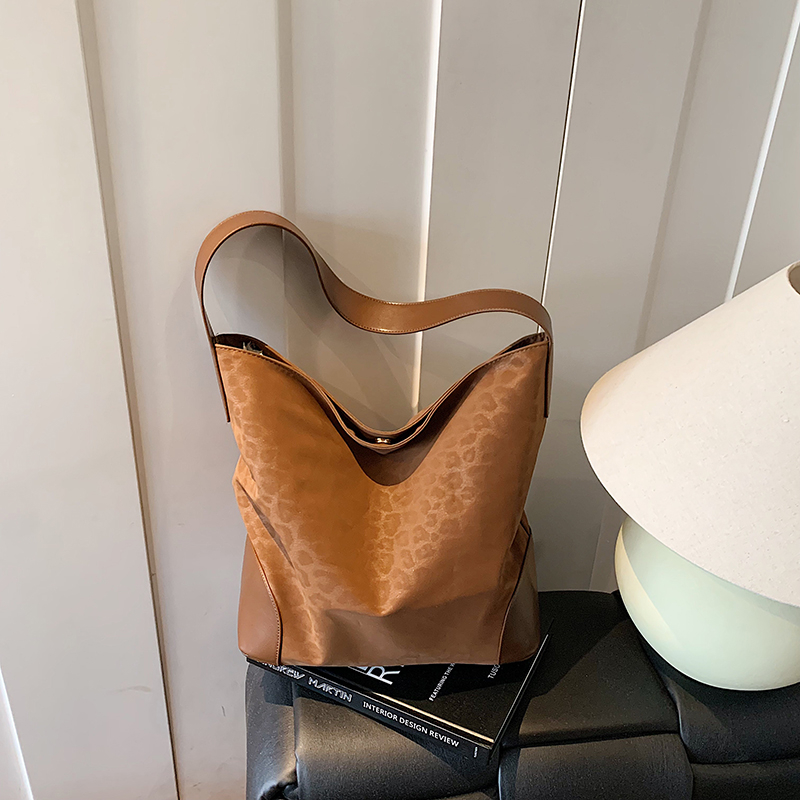 Spring women's fashionable mobile phone bag with large capacity function, new high-end versatile casual small and simple shopping commuting shoul