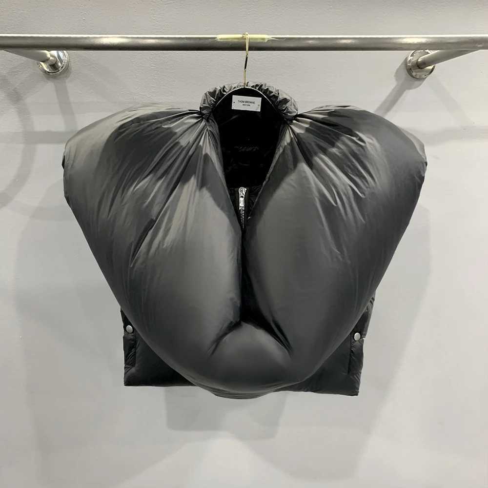 Threedimensional silhouette down vest fashionable high street thickened warm short men and women with the same down jacket W251016