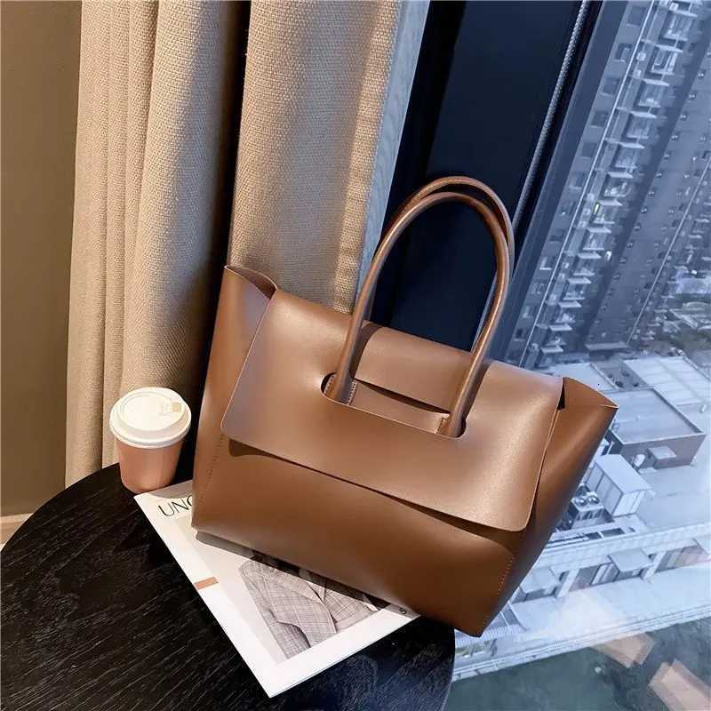 Fashionable womens shoulder bag new largecapacity handbag commuter minimalist bag versatile shoulder bag Z251017