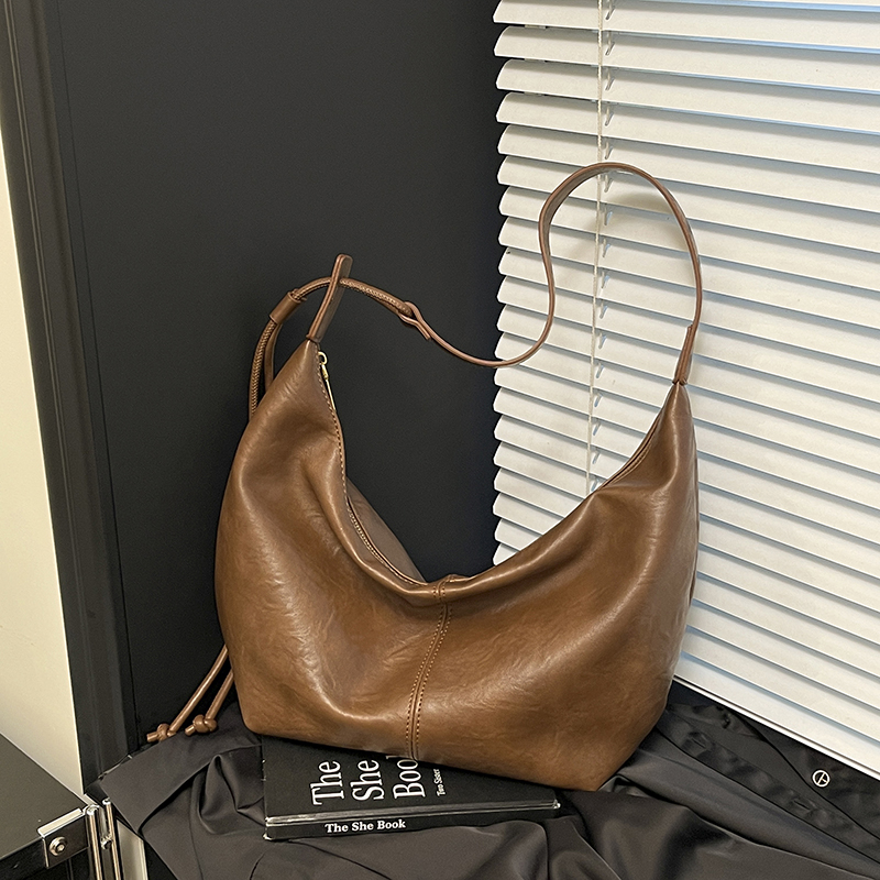 Fashionable ladies' compact phone bag autumn new large capacity function advanced student versatile casual simple niche shopping commuting should