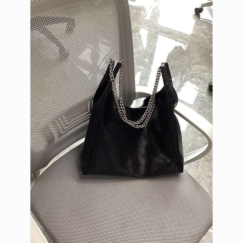 Korean Style Designer Bags Black Gold Chain Tote Large Designer Bags Capacity 2025 New Travel Fashion Commuter Women's Shoulder Bag