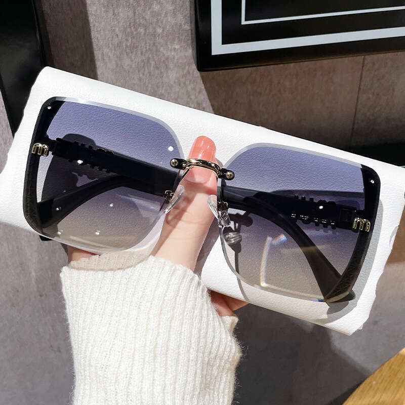 New Fashion Cut Edge Half Frame High Quality Trendy Simple Sunglasses for Women with Fine Glitter