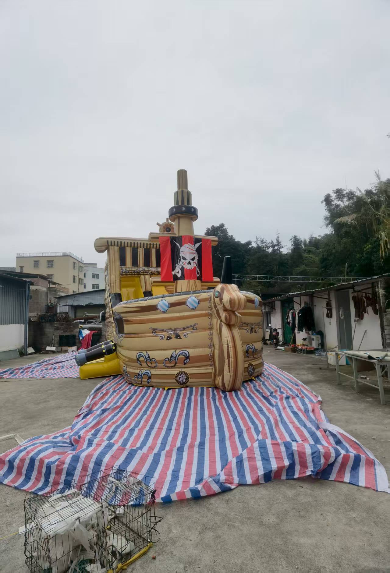 Pirate-themed Caribbean island cruise with movable swing room and inflatable slide