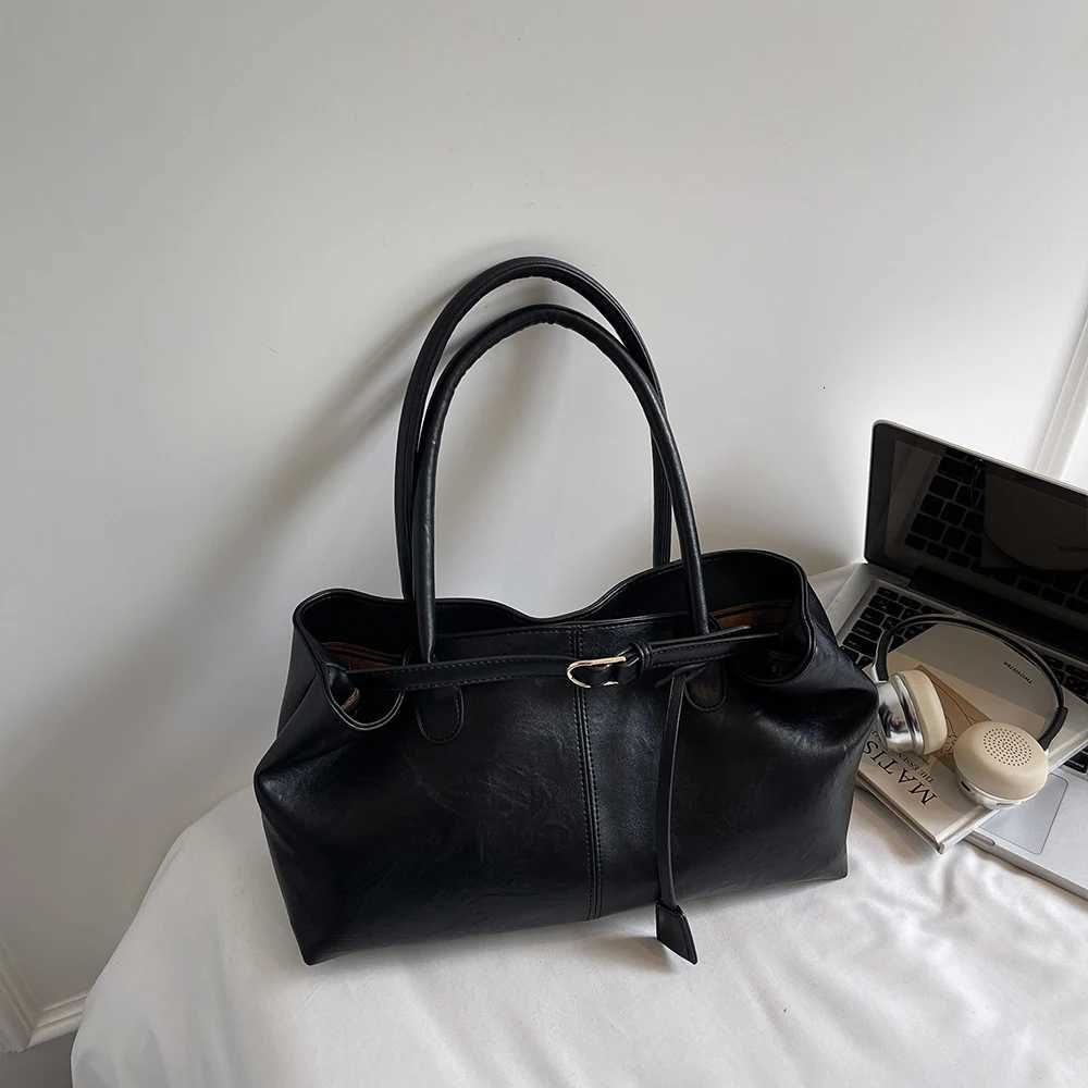 Ladies LargeCapacity New Autumn and Winter Niche Design Single Shoder Underarm Bag Casual Work Cmute Bag1 D251017