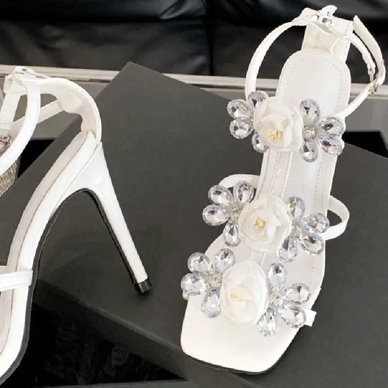 Luxury Rhinestone Flower Women Sandals Fashion Pointed Toe Thin Heel Roman Shoes Comfortable Open Toe Nonslip Designer Shoes Z251015