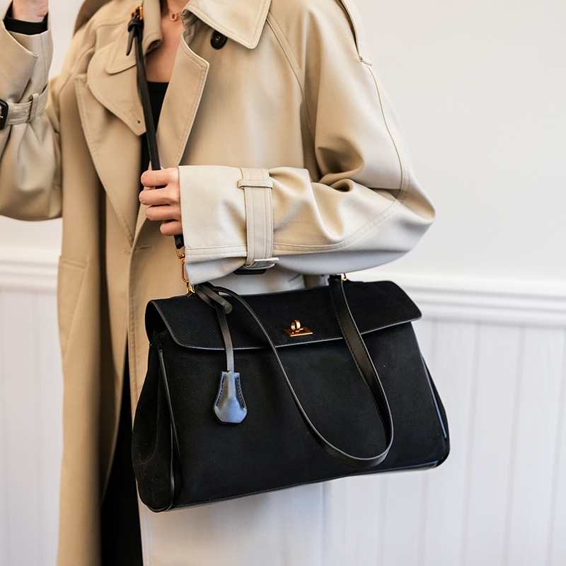 High-end suede handbag for women 2025 new style large capacity commuter tote bag single shoulder and armpit style
