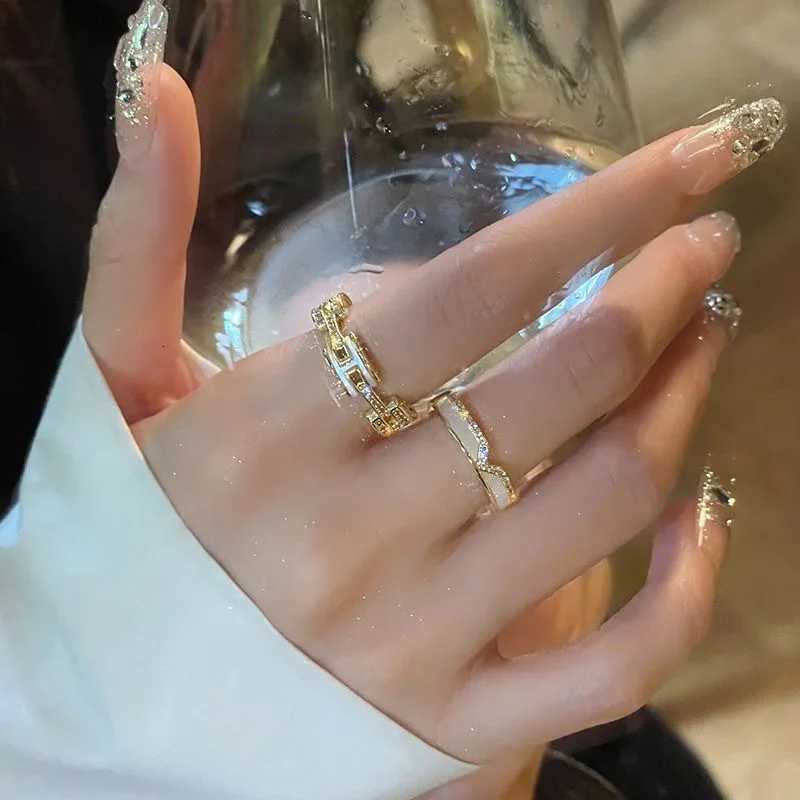 Lightweight Luxury Socialite Shell Letter Stackable Ring for Women Niche HighEnd Fashion Finger Ring Z251017