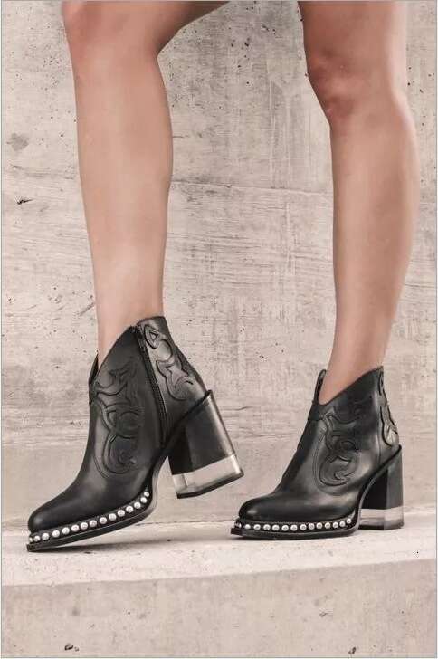 2023 Ladies Pointed Cowboy Black Fashion High Heel Ankle Embroidered Rivet Punk Style Short Boots Plus