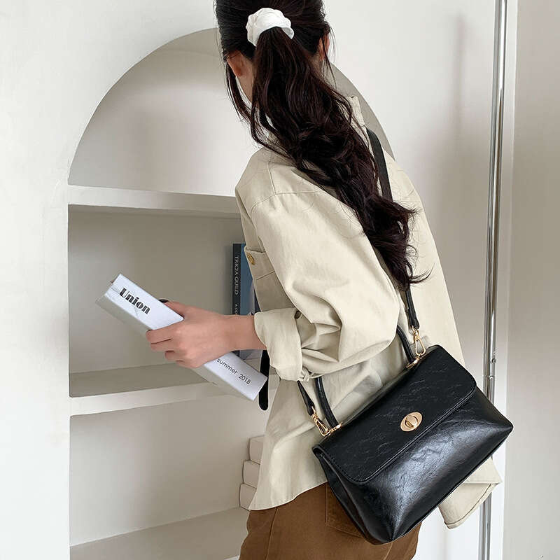 Handbag Fashion Niche Design Versatile Crossbody Oil Wax Leather Stylish Flap Handheld Small Square Bag B5