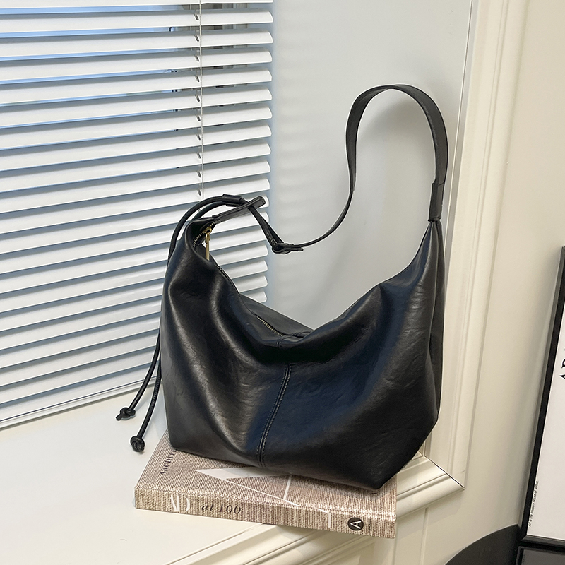 Fashionable ladies' compact phone bag autumn new large capacity function advanced student versatile casual simple niche shopping commuting should