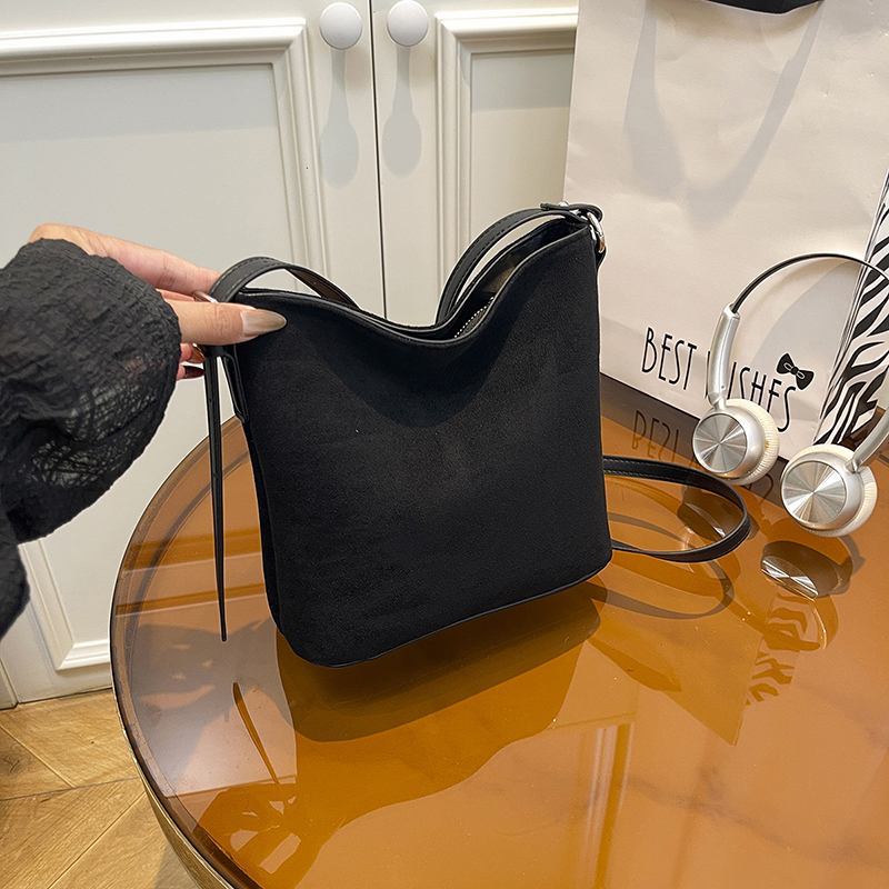 2025 Autumn Women's Fashion Compact Mobile Phone Bag with Large Capacity Function New High end Student Versatile Leisure Simple Shopping Commutin