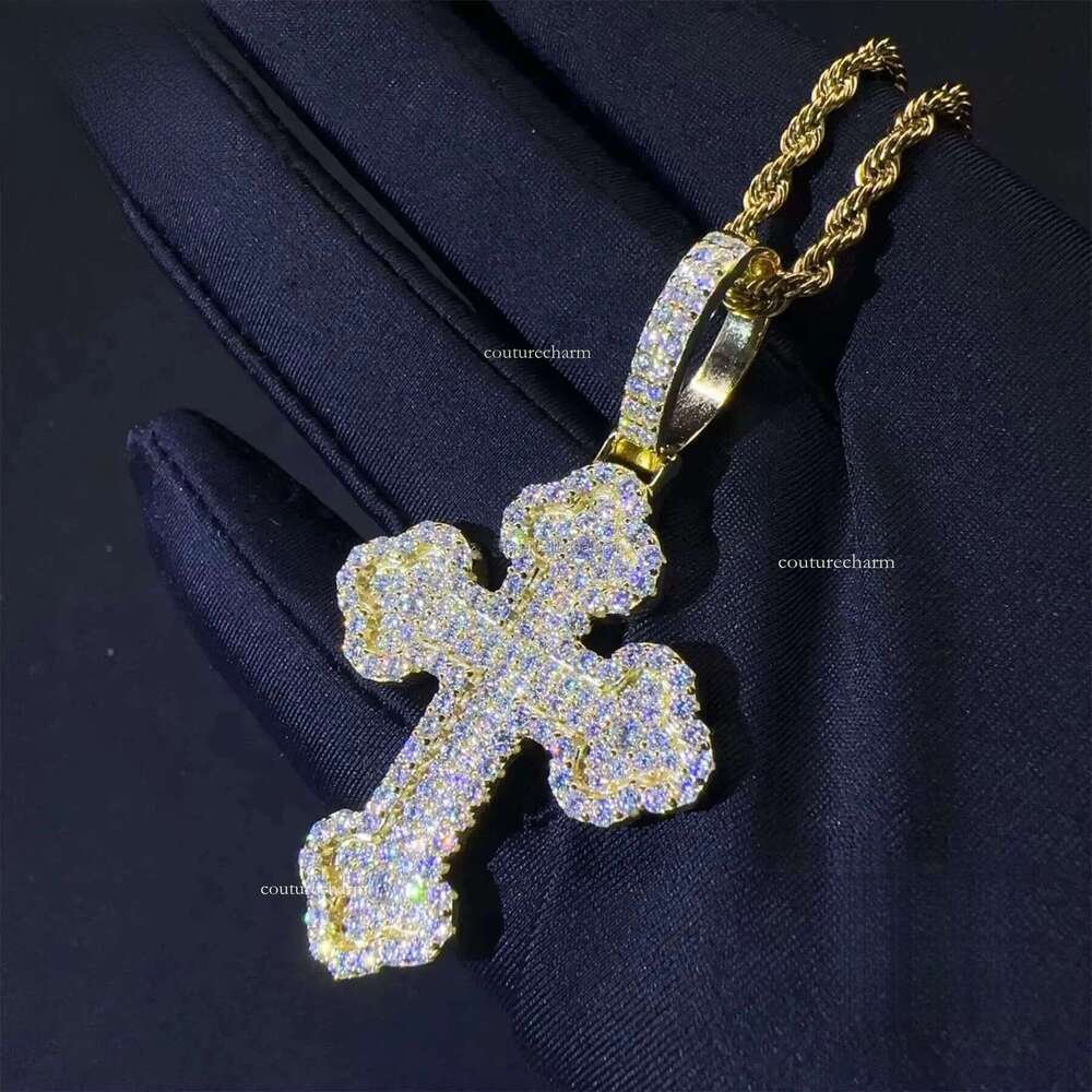 New Design Trendy Fashion Shining Jewelry Hip Hop Sterling Sier Claw Setting VVS Moissanite Dia Cross Pendant