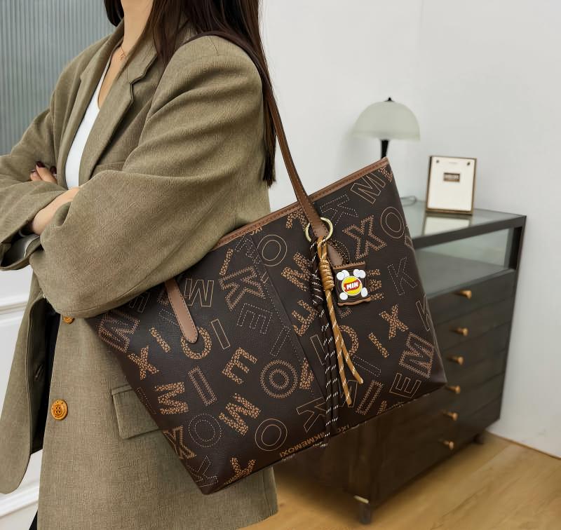 Designer bag 2025 New Retro Printed Tote Bag Letter Casual Fashion Large Capacity Shoulder Bag for Women brown coffee white