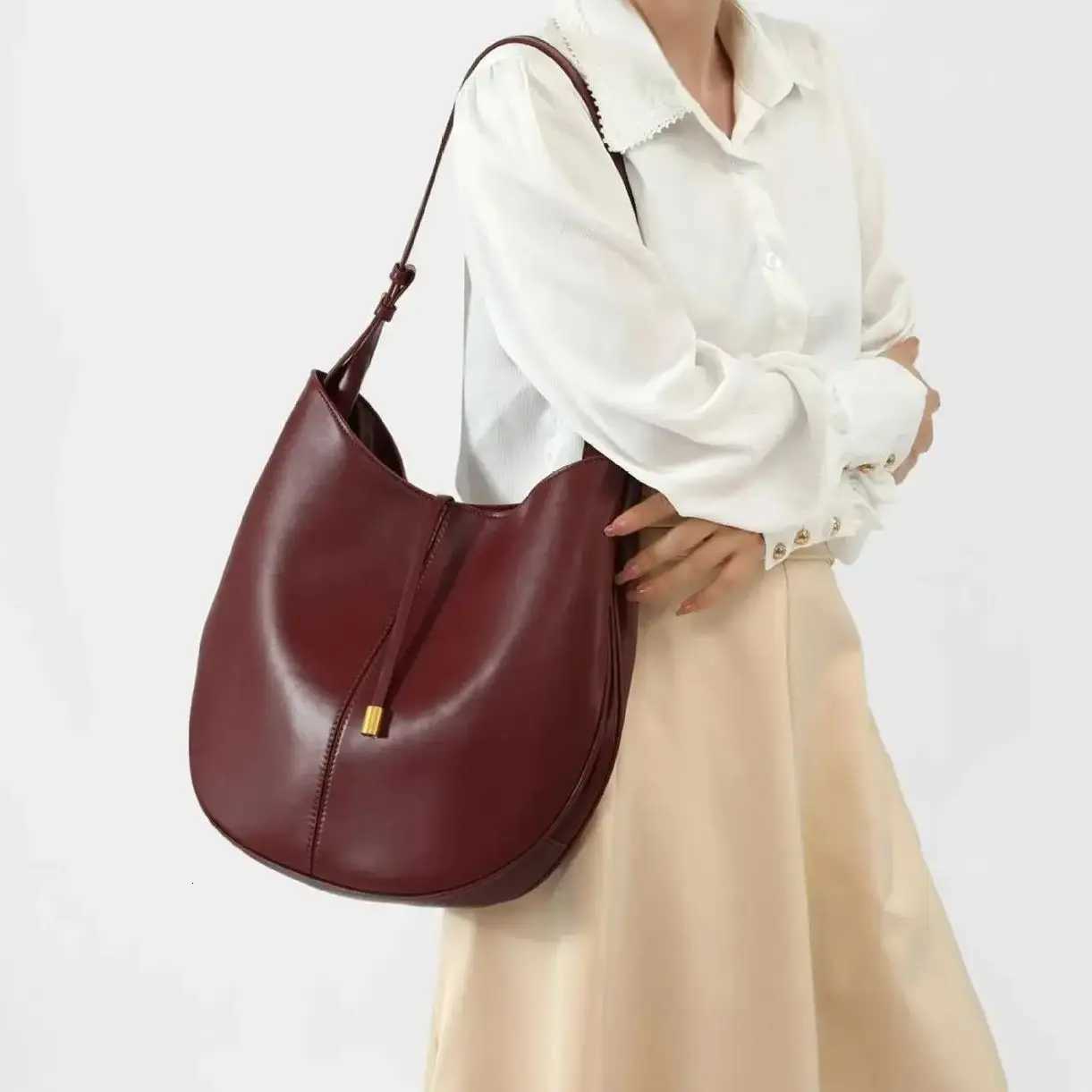 2025 Star Tote Bag of The Same Style Wens Largecapacity Underarm Bag Semiround Bucket Bag Single Shoder Crossbody1 D251017