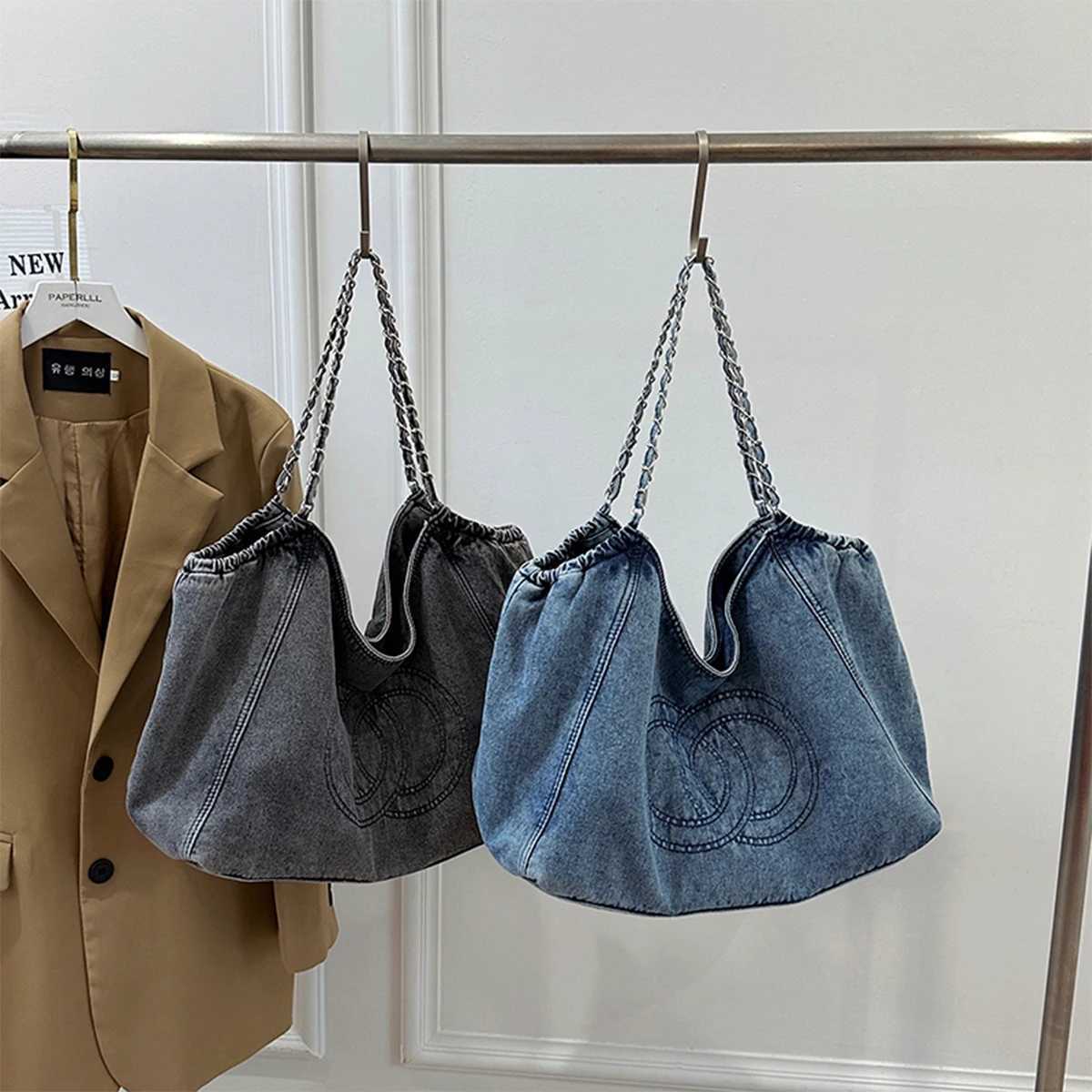 Fashionable Womens Denim Tote Bag Lightweight Shoulder Bag Signature Quilting Magnetic Closure for Daily Commute Handbag Z251017