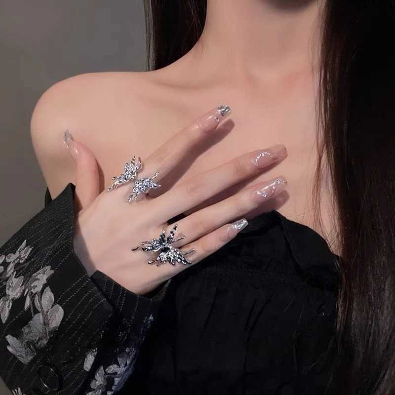 Trendy Punk Irregular Butterfly Rings for Women Metal Liquid Dissolved Aesthetic Egirl Gothic Insect Open Rings Jewelry Z251017