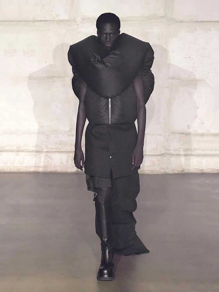 Threedimensional silhouette down vest fashionable high street thickened warm short men and women with the same down jacket W251016