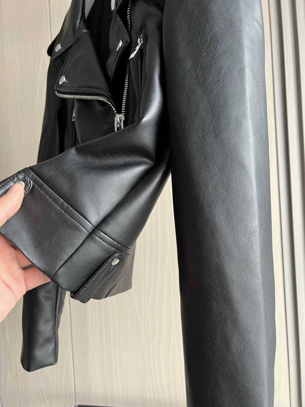 Faux leather biker jacket The new spring 2025 ETJ lapel epaulet zipper adorn a cool black faux leather jacket for womenT251017