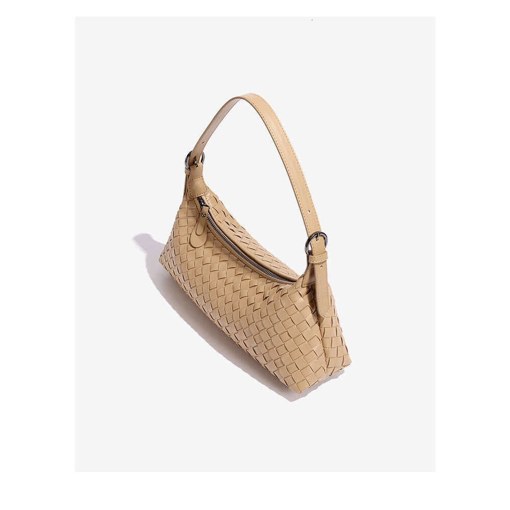 New Niche High-End Hand-Woven Fashionable and Stylish Single Shoulder Underarm Baguette Bag Versatile Simple Handbag