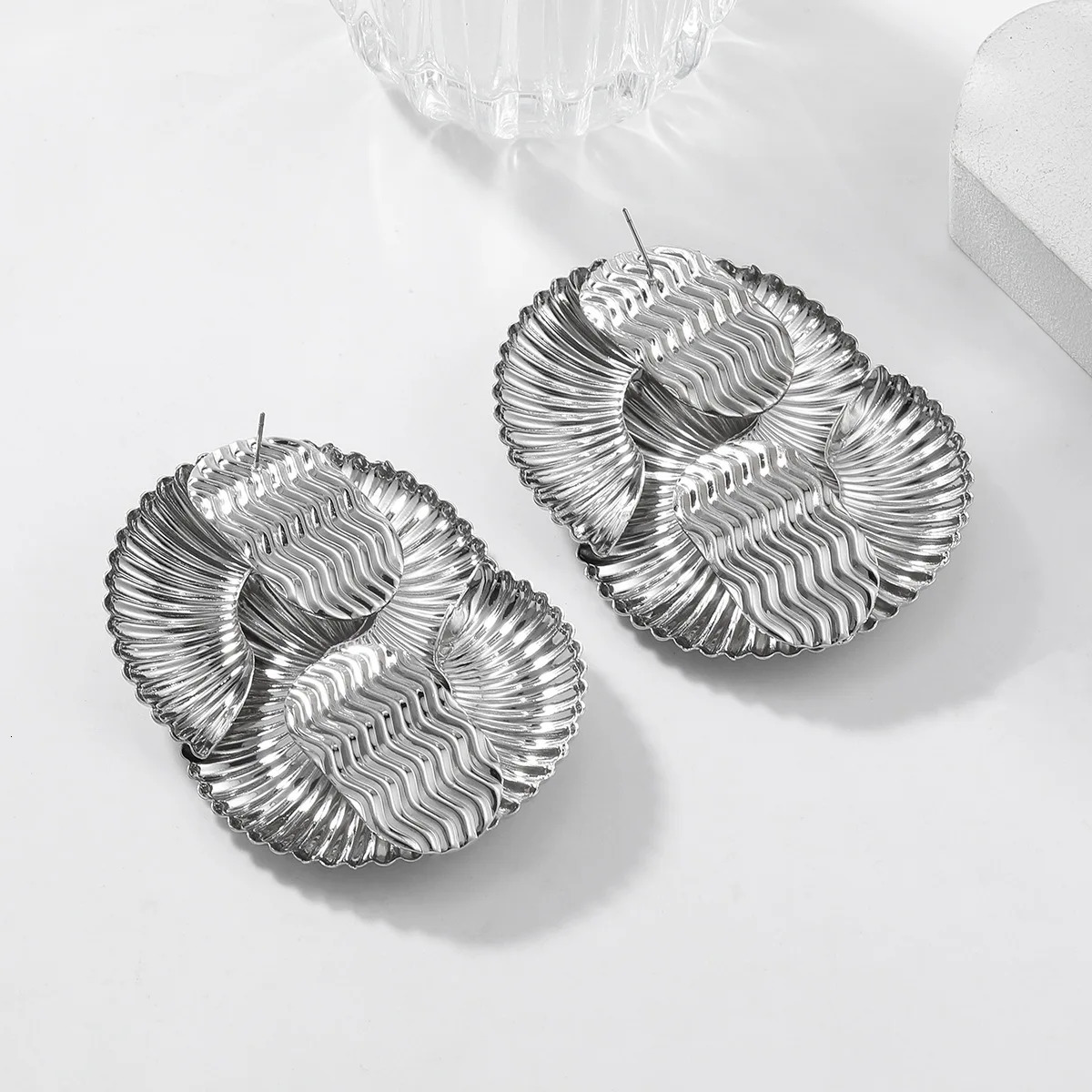 Metal Twisted Ripple Geometric Stud Earrings for Women Simple Classic Jewelry Party Accessories DIGADAGU 251016