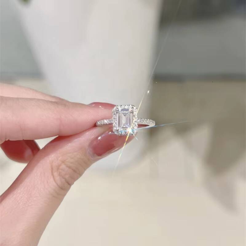 CVD HPHT Cultured Diamond Factory Customized Romantic Engagement Ring Emerald Shape Cut Lab Cultured Diamond Ring Jewelry